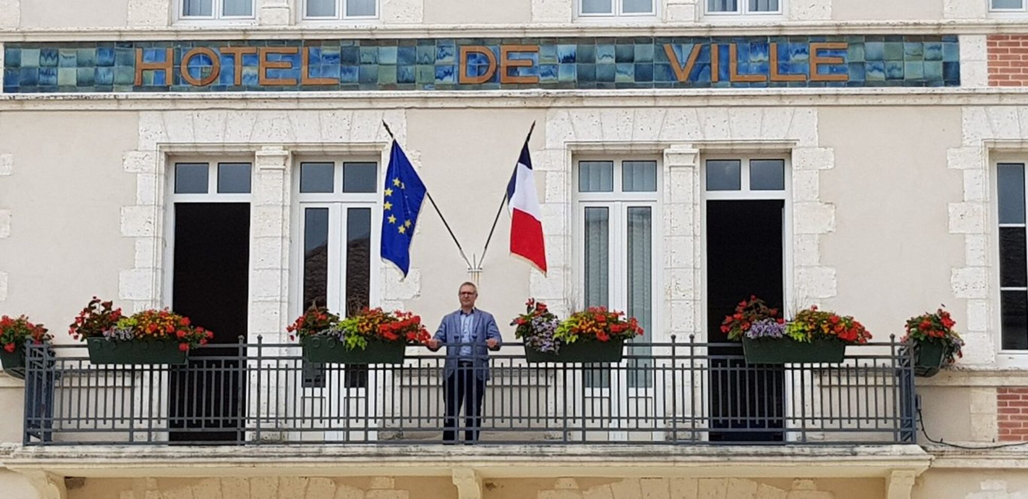 Fabrice Point Maire au balcon de l'Hotel de Ville Chasseneuil-sur-Bonnieure